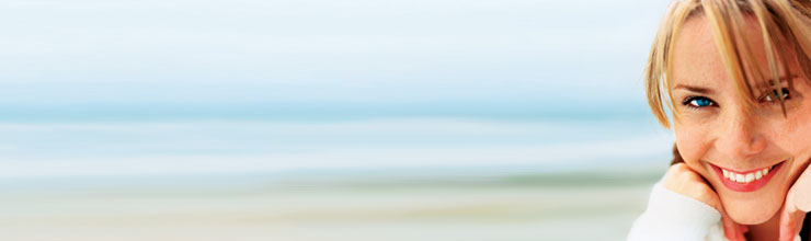 Frau mit Kontaktlinsen am Strand