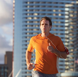 Mann mit Kontaktlinsen beim joggen