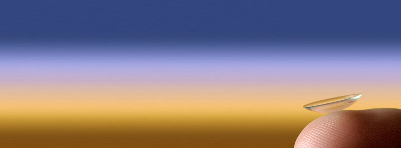 Kontaktlinse auf der Fingerkuppe