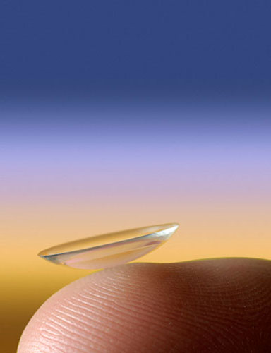 Kontaktlinse auf der Fingerkuppe