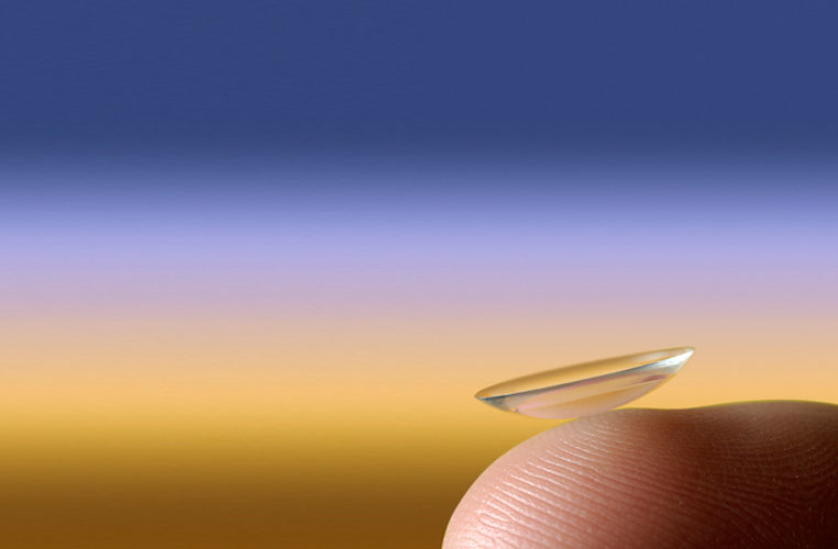 Kontaktlinse auf der Fingerkuppe