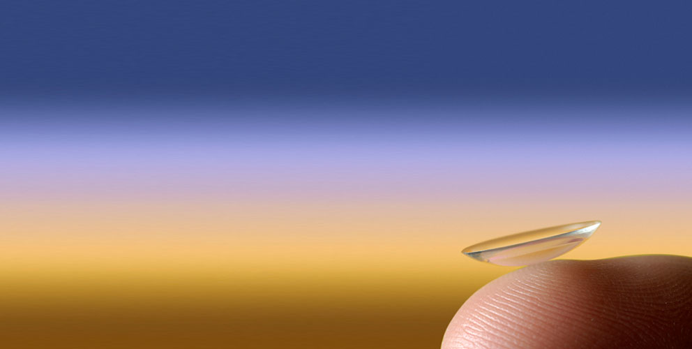 Kontaktlinse auf der Fingerkuppe